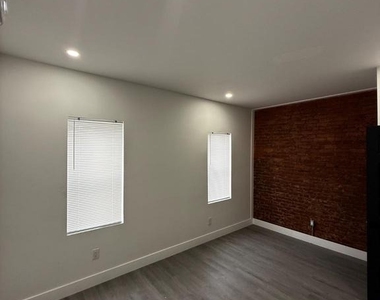 4539 N 18th Street - Photo Thumbnail 6