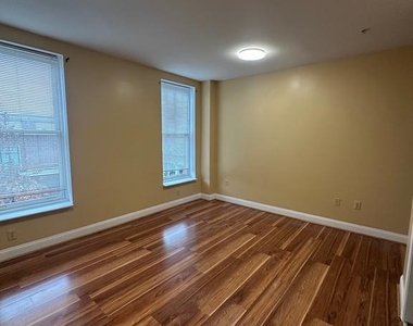 422 W Franklin Street - Photo Thumbnail 12