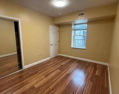 422 W Franklin Street - Photo Thumbnail 9