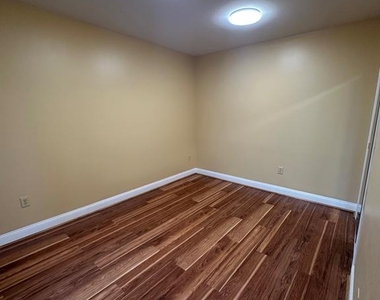 422 W Franklin Street - Photo Thumbnail 8