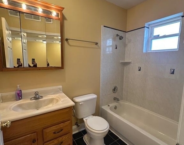 422 W Franklin Street - Photo Thumbnail 14