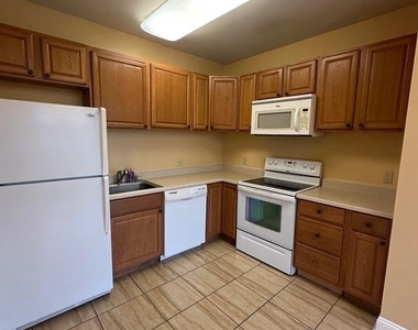 422 W Franklin Street - Photo Thumbnail 3