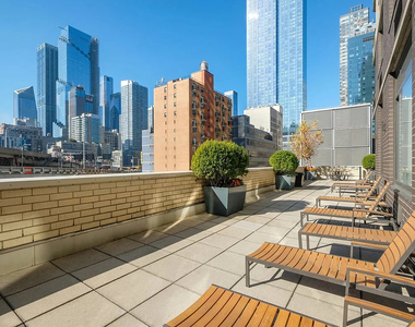 West 42nd Street - Photo Thumbnail 12