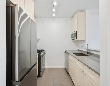 West 42nd Street - Photo Thumbnail 5