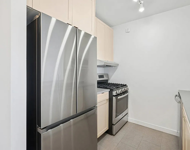 West 42nd Street - Photo Thumbnail 8