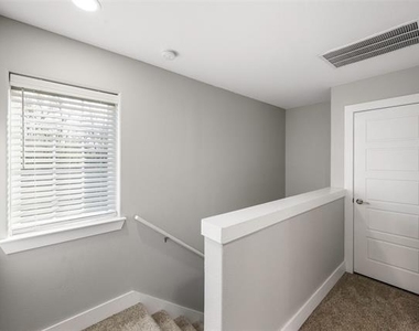 901 W Collins Street - Photo Thumbnail 15