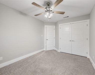 901 W Collins Street - Photo Thumbnail 13