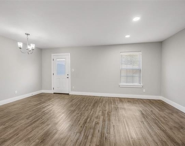 901 W Collins Street - Photo Thumbnail 1