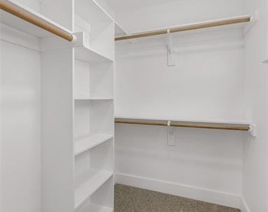 901 W Collins Street - Photo Thumbnail 8