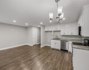 901 W Collins Street - Photo Thumbnail 3