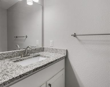 901 W Collins Street - Photo Thumbnail 5