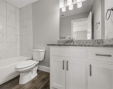 901 W Collins Street - Photo Thumbnail 9