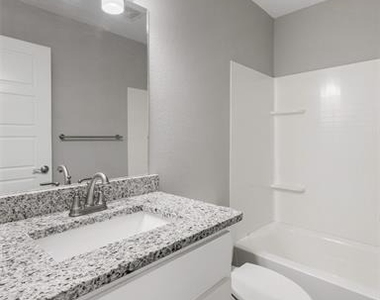 901 W Collins Street - Photo Thumbnail 14