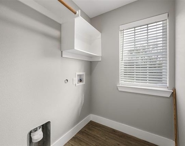 901 W Collins Street - Photo Thumbnail 17
