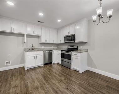 901 W Collins Street - Photo Thumbnail 4
