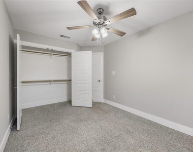 901 W Collins Street - Photo Thumbnail 11