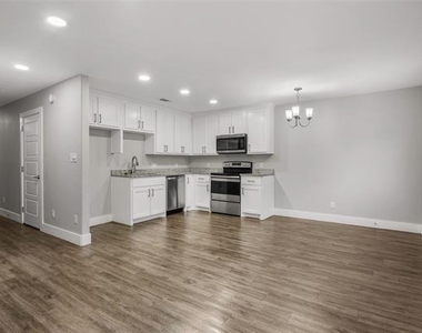 901 W Collins Street - Photo Thumbnail 2