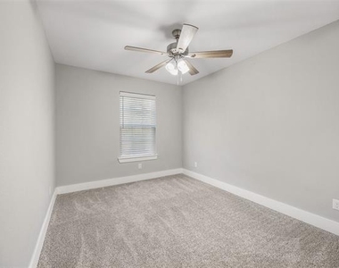 901 W Collins Street - Photo Thumbnail 10