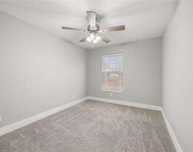 901 W Collins Street - Photo Thumbnail 12