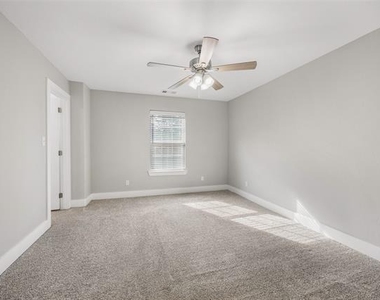 901 W Collins Street - Photo Thumbnail 6