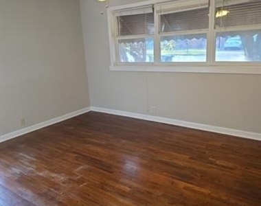 1811 W College Street - Photo Thumbnail 4