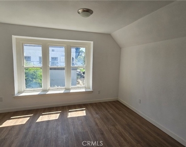 975 N Park - Photo Thumbnail 3