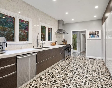 1514 Sunset Plaza Drive - Photo Thumbnail 12