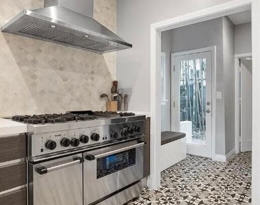 1514 Sunset Plaza Drive - Photo Thumbnail 13