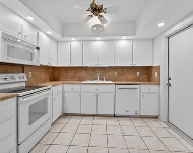 6 Concourse Drive - Photo Thumbnail 2