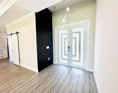 771 Gaylord Avenue S - Photo Thumbnail 2