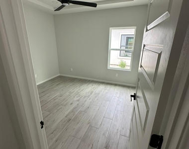 1409 S Xanthia Street - Photo Thumbnail 7