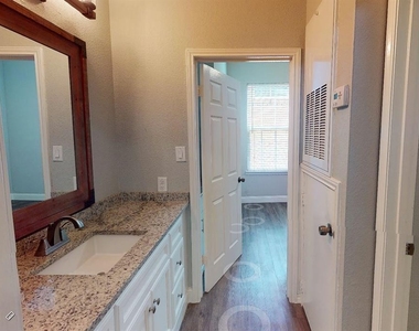 2814 Nueces St - Photo Thumbnail 3