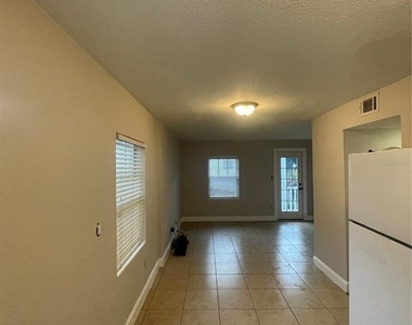 727 1/2 Edgewater Drive - Photo Thumbnail 3
