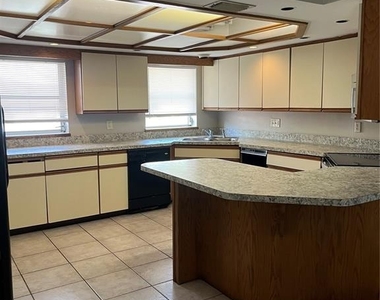 812 Northside Drive - Photo Thumbnail 5