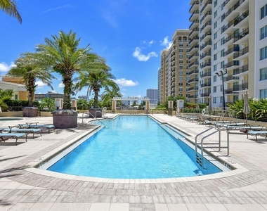 800 N Tamiami Trail - Photo Thumbnail 30