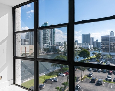 800 Parkview Drive - Photo Thumbnail 13