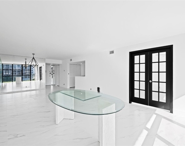 800 Parkview Drive - Photo Thumbnail 7