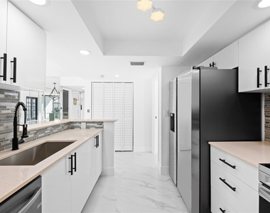 800 Parkview Drive - Photo Thumbnail 4