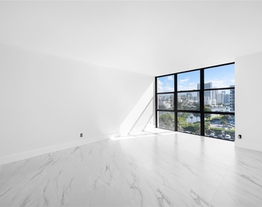 800 Parkview Drive - Photo Thumbnail 11