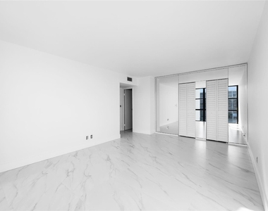 800 Parkview Drive - Photo Thumbnail 12