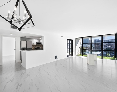 800 Parkview Drive - Photo Thumbnail 9