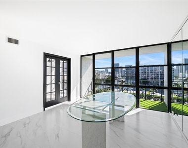 800 Parkview Drive - Photo Thumbnail 10