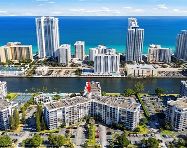 800 Parkview Drive - Photo Thumbnail 27