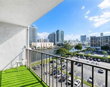 800 Parkview Drive - Photo Thumbnail 20