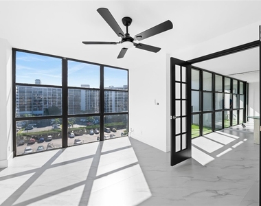 800 Parkview Drive - Photo Thumbnail 6