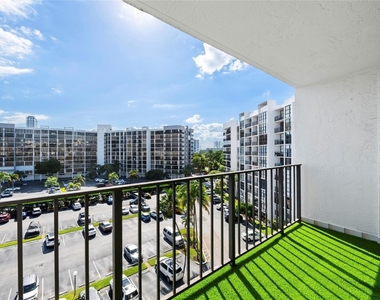 800 Parkview Drive - Photo Thumbnail 21