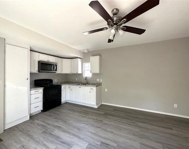 87 Paris Drive - Photo Thumbnail 3