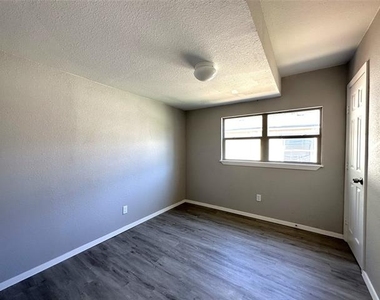87 Paris Drive - Photo Thumbnail 4