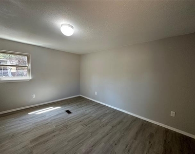 87 Paris Drive - Photo Thumbnail 5