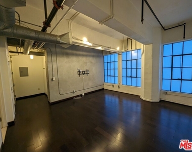 746 S Los Angeles Street - Photo Thumbnail 1